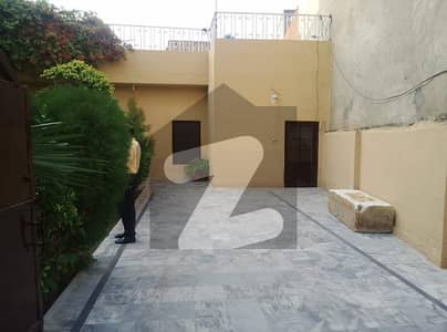 زمان کالونی لاہور میں 8 کمروں کا 1 کنال مکان 1.85 لاکھ میں کرایہ پر دستیاب ہے۔