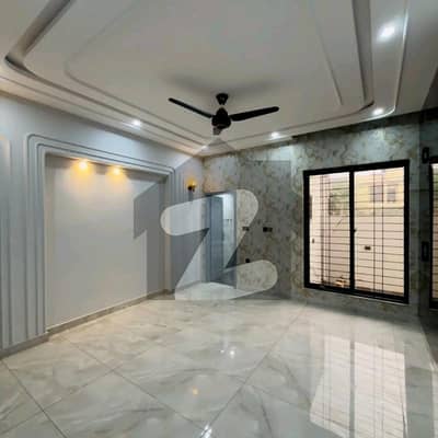 پیراگون سٹی لاہور میں 3 کمروں کا 5 مرلہ مکان 2.35 کروڑ میں برائے فروخت۔