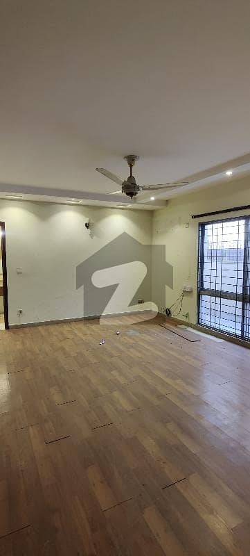 ڈی ایچ اے فیز 4 ڈیفنس (ڈی ایچ اے),لاہور میں 2 کمروں کا 10 مرلہ بالائی پورشن 82.0 ہزار میں کرایہ پر دستیاب ہے۔