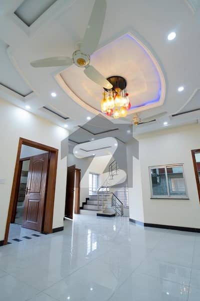 بحریہ ٹاؤن سیکٹر سی بحریہ ٹاؤن,لاہور میں 3 کمروں کا 5 مرلہ مکان 2.2 کروڑ میں برائے فروخت۔