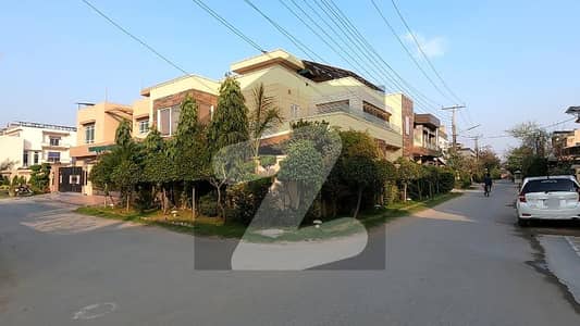 بینکرس ایوینیو کوآپریٹو ہاؤسنگ سوسائٹی لاہور میں 7 کمروں کا 1 کنال مکان 7.9 کروڑ میں برائے فروخت۔