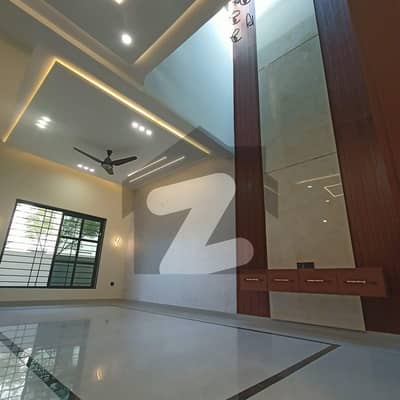 بحریہ ٹاؤن فیز 8 ۔ بلاک ایم بحریہ ٹاؤن فیز 8,بحریہ ٹاؤن راولپنڈی,راولپنڈی میں 3 کمروں کا 5 مرلہ مکان 2.4 کروڑ میں برائے فروخت۔