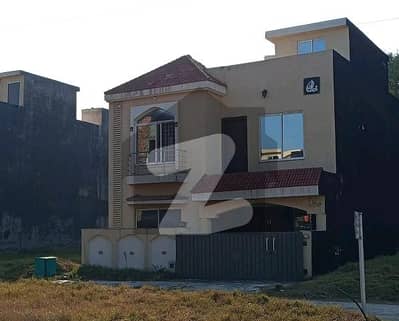 بحریہ ٹاؤن فیز 8 ۔ عثمان بلاک بحریہ ٹاؤن فیز 8 ۔ سفاری ویلی,بحریہ ٹاؤن فیز 8,بحریہ ٹاؤن راولپنڈی,راولپنڈی میں 5 کمروں کا 7 مرلہ مکان 2.95 کروڑ میں برائے فروخت۔