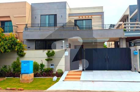 ڈی ایچ اے فیز 8 سابقہ ایئر ایوینیو ڈی ایچ اے فیز 8,ڈی ایچ اے ڈیفینس,لاہور میں 4 کمروں کا 10 مرلہ مکان 4.9 کروڑ میں برائے فروخت۔