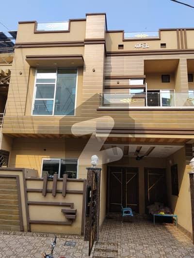 جوہر ٹاؤن فیز 2 - بلاک آر جوہر ٹاؤن فیز 2,جوہر ٹاؤن,لاہور میں 5 کمروں کا 5 مرلہ مکان 3.2 کروڑ میں برائے فروخت۔