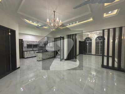 10 Marla House For Rant Sector C Bahria Town Lahore