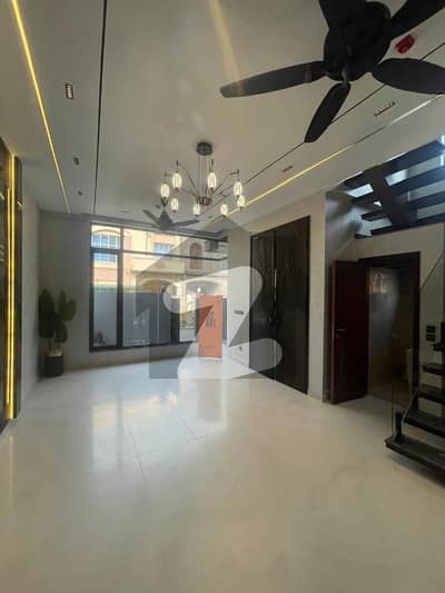 ڈی ایچ اے 9 ٹاؤن ڈیفنس (ڈی ایچ اے),لاہور میں 3 کمروں کا 5 مرلہ مکان 2.1 کروڑ میں برائے فروخت۔