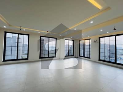 ڈی ایچ اے فیز 8 - کمرشل براڈوے ڈی ایچ اے فیز 8,ڈیفنس (ڈی ایچ اے),لاہور میں 4 مرلہ دفتر 92.0 ہزار میں کرایہ پر دستیاب ہے۔