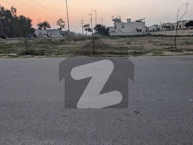 ڈی ایچ اے فیز 7 - بلاک پی فیز 7,ڈیفنس (ڈی ایچ اے),لاہور میں 1 کنال رہائشی پلاٹ 3.25 کروڑ میں برائے فروخت۔