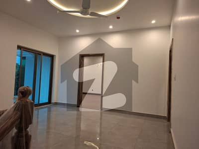 ڈی ایچ اے فیز 2 - بلاک ایس فیز 2,ڈیفنس (ڈی ایچ اے),لاہور میں 5 کمروں کا 1 کنال مکان 3.5 لاکھ میں کرایہ پر دستیاب ہے۔