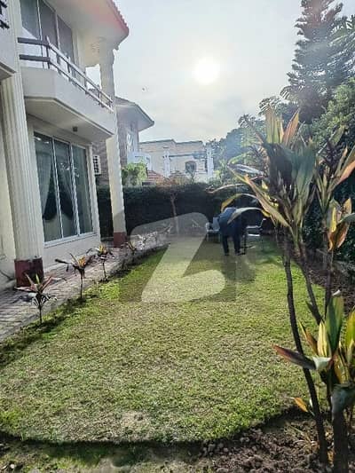 ایف ۔ 10 اسلام آباد میں 8 کمروں کا 1 کنال مکان 5.85 لاکھ میں کرایہ پر دستیاب ہے۔