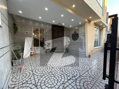 بحریہ ٹاؤن فیز 8 بحریہ ٹاؤن راولپنڈی,راولپنڈی میں 5 کمروں کا 7 مرلہ مکان 3.5 کروڑ میں برائے فروخت۔