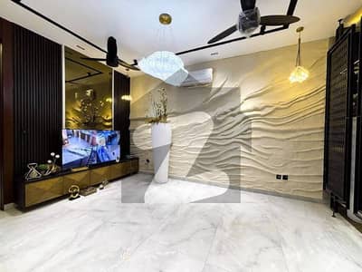 بحریہ ٹاؤن فیز 8 بحریہ ٹاؤن راولپنڈی,راولپنڈی میں 5 کمروں کا 10 مرلہ مکان 3.35 کروڑ میں برائے فروخت۔