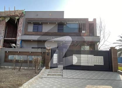 سٹی ہاؤسنگ سوسائٹی گوجرانوالہ میں 5 کمروں کا 10 مرلہ مکان 3.3 کروڑ میں برائے فروخت۔