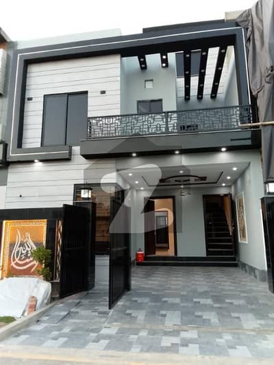 پارک ویو سٹی لاہور میں 4 کمروں کا 5 مرلہ مکان 1.5 کروڑ میں برائے فروخت۔ پارک ویو سٹی لاہور میں 4 کمروں کا 5 مرلہ مکان 1.5 کروڑ میں برائے فروخت۔