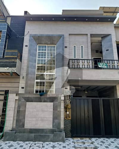 جوہر ٹاؤن فیز 2 جوہر ٹاؤن,لاہور میں 6 کمروں کا 6 مرلہ مکان 3.65 کروڑ میں برائے فروخت۔