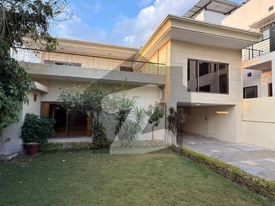 ایف ۔ 8 اسلام آباد میں 4 کمروں کا 1 کنال مکان 5.0 لاکھ میں کرایہ پر دستیاب ہے۔