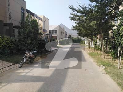 ڈیوائن گارڈنز لاہور میں 1 مرلہ دکان 35.0 ہزار میں کرایہ پر دستیاب ہے۔