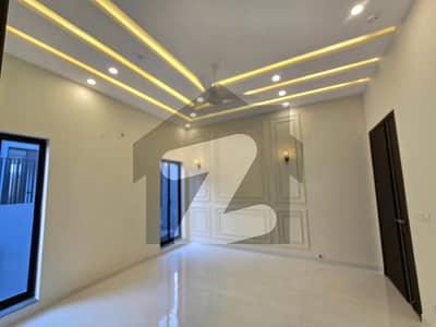 ڈی ایچ اے فیز 7 - بلاک یو فیز 7,ڈیفنس (ڈی ایچ اے),لاہور میں 5 کمروں کا 1 کنال مکان 9.5 کروڑ میں برائے فروخت۔