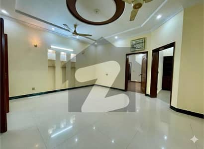 پی سی ایس آئی آر ہاؤسنگ سکیم فیز 2 پی سی ایس آئی آر ہاؤسنگ سکیم,لاہور میں 5 کمروں کا 10 مرلہ مکان 4.5 کروڑ میں برائے فروخت۔