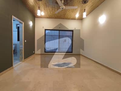 ڈی ایچ اے فیز 8 ڈی ایچ اے ڈیفینس,کراچی میں 3 کمروں کا 1 کنال زیریں پورشن 2.6 لاکھ میں کرایہ پر دستیاب ہے۔