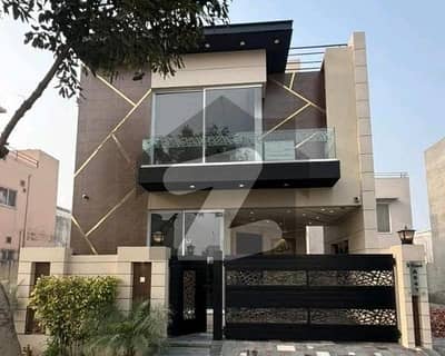 ڈی ایچ اے 9 ٹاؤن ڈیفنس (ڈی ایچ اے),لاہور میں 3 کمروں کا 5 مرلہ مکان 2.35 کروڑ میں برائے فروخت۔