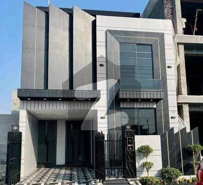 ڈی ایچ اے 9 ٹاؤن ڈیفنس (ڈی ایچ اے),لاہور میں 3 کمروں کا 5 مرلہ مکان 2.5 کروڑ میں برائے فروخت۔