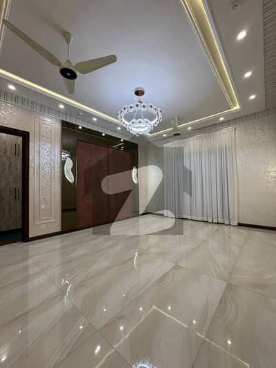 ڈی ایچ اے فیز 8 ڈیفنس (ڈی ایچ اے),لاہور میں 6 کمروں کا 1 کنال مکان 2.6 لاکھ میں کرایہ پر دستیاب ہے۔