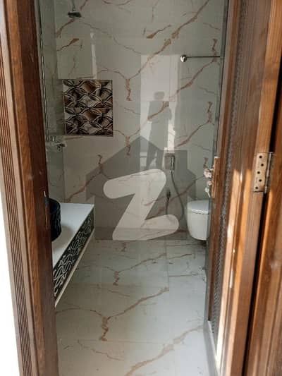 فارمانئیٹس ہاؤسنگ سکیم لاہور میں 1 کمرے کا 5 مرلہ زیریں پورشن 40.0 ہزار میں کرایہ پر دستیاب ہے۔