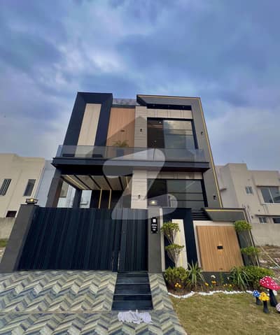 ڈی ایچ اے 9 ٹاؤن ڈیفنس (ڈی ایچ اے),لاہور میں 3 کمروں کا 5 مرلہ مکان 2.1 کروڑ میں برائے فروخت۔