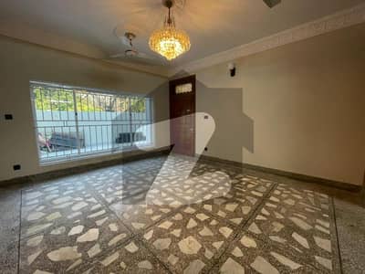 آئی ۔ 8 اسلام آباد میں 5 کمروں کا 14 مرلہ مکان 4.0 لاکھ میں کرایہ پر دستیاب ہے۔