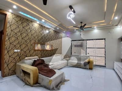 ایڈن ویلی فیصل آباد میں 5 کمروں کا 11 مرلہ مکان 6.25 کروڑ میں برائے فروخت۔