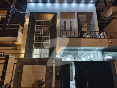 جوہر ٹاؤن فیز 2 جوہر ٹاؤن,لاہور میں 6 کمروں کا 5 مرلہ مکان 3.5 کروڑ میں برائے فروخت۔