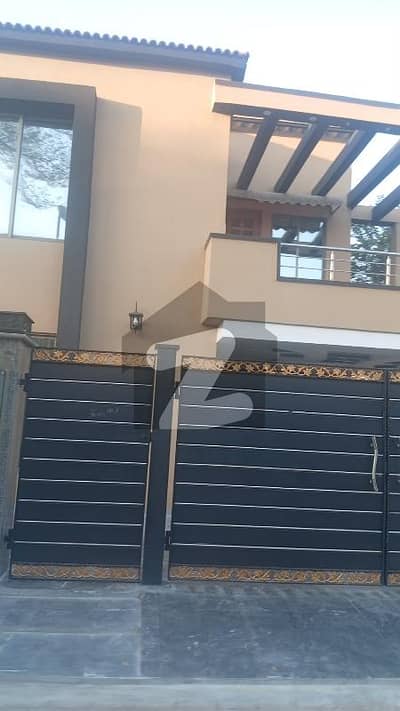 بحریہ ٹاؤن سیکٹر ای بحریہ ٹاؤن,لاہور میں 5 کمروں کا 10 مرلہ مکان 1.0 لاکھ میں کرایہ پر دستیاب ہے۔