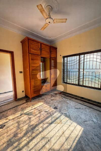 Prime 4 Marla Ground Portion | Front of Markaz | 2 Beds | Double Entrance | Extra Car Porch