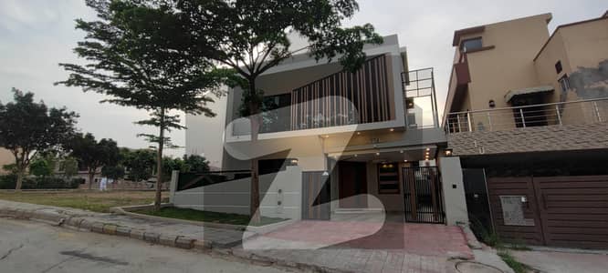 بحریہ ٹاؤن فیز 8 ۔ ایڈن لیک ویو بلاک بحریہ ٹاؤن فیز 8,بحریہ ٹاؤن راولپنڈی,راولپنڈی میں 5 کمروں کا 10 مرلہ مکان 5.2 کروڑ میں برائے فروخت۔