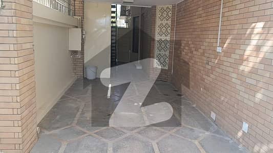 ایف ۔ 11 اسلام آباد میں 3 کمروں کا 1 کنال بالائی پورشن 2.25 لاکھ میں کرایہ پر دستیاب ہے۔