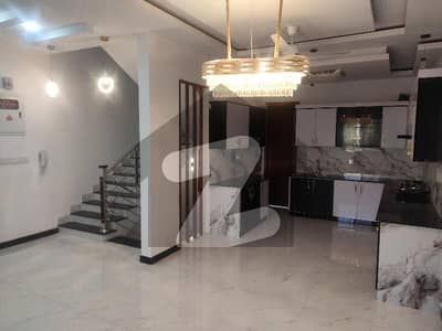 ڈی ایچ اے فیز 8 ڈی ایچ اے ڈیفینس,کراچی میں 4 کمروں کا 4 مرلہ مکان 6.4 کروڑ میں برائے فروخت۔