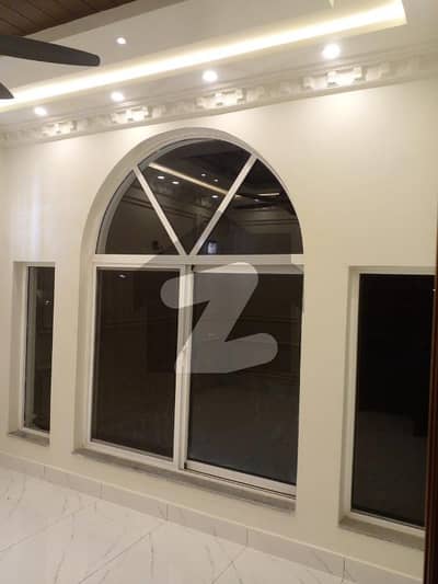 واپڈا سٹی فیصل آباد میں 5 کمروں کا 10 مرلہ مکان 3.8 کروڑ میں برائے فروخت۔