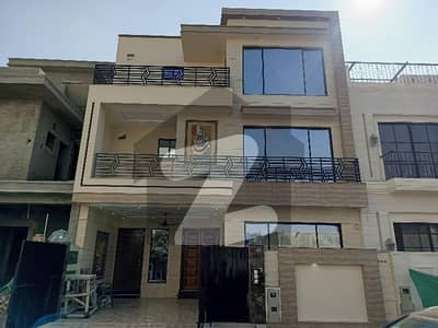 یونین لیونگ مین کینال بینک روڈ,لاہور میں 8 کمروں کا 8 مرلہ مکان 4.7 کروڑ میں برائے فروخت۔