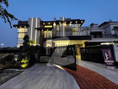 رائل آرچرڈ ملتان پبلک سکول روڈ,ملتان میں 7 کمروں کا 1 کنال مکان 7.5 کروڑ میں برائے فروخت۔