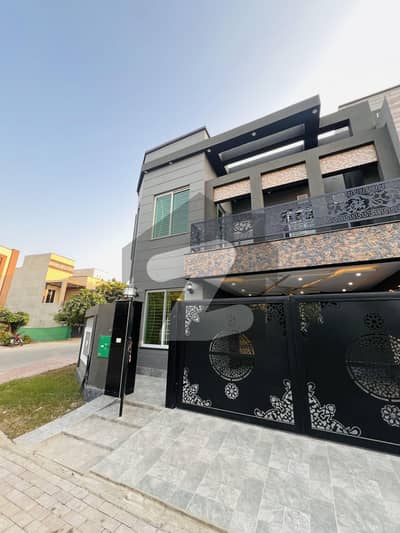 بحریہ ٹاؤن جناح بلاک بحریہ ٹاؤن سیکٹر ای,بحریہ ٹاؤن,لاہور میں 4 کمروں کا 8 مرلہ مکان 3.2 کروڑ میں برائے فروخت۔