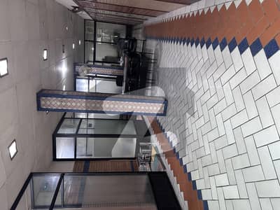 مین بلیوارڈ گلبرگ گلبرگ,لاہور میں 18 مرلہ دکان 9.0 لاکھ میں کرایہ پر دستیاب ہے۔