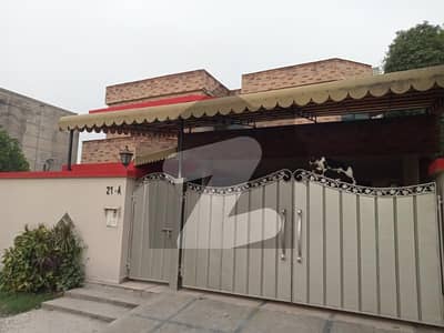 گلبرگ 5 گلبرگ,لاہور میں 4 کمروں کا 1 کنال مکان 3.0 لاکھ میں کرایہ پر دستیاب ہے۔