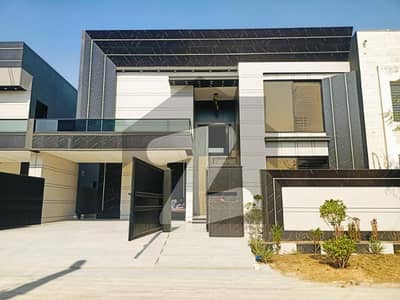 ویلینشیاء ہاؤسنگ سوسائٹی لاہور میں 6 کمروں کا 1 کنال مکان 6.75 کروڑ میں برائے فروخت۔