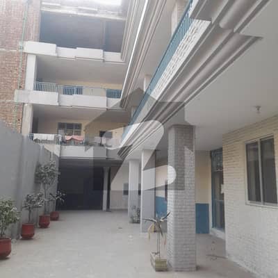 کینال بینک ہاؤسنگ سکیم لاہور میں 11 کمروں کا 4 کنال عمارت 6.5 لاکھ میں کرایہ پر دستیاب ہے۔