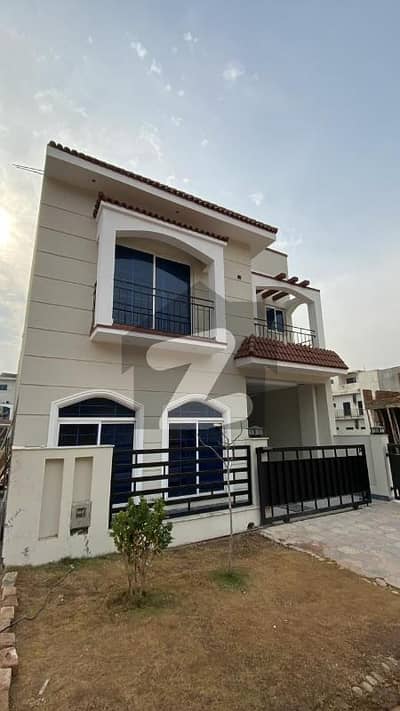 پارک ویو۔ بلاک ایچ پارک ویو سٹی,اسلام آباد میں 4 کمروں کا 11 مرلہ مکان 3.25 کروڑ میں برائے فروخت۔