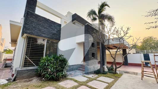 ڈی ایچ اے فیز 3 - بلاک ڈبل ایکس فیز 3,ڈیفنس (ڈی ایچ اے),لاہور میں 5 کمروں کا 1 کنال مکان 8.25 کروڑ میں برائے فروخت۔ ڈی ایچ اے فیز 3 - بلاک ڈبل ایکس فیز 3,ڈیفنس (ڈی ایچ اے),لاہور میں 5 کمروں کا 1 کنال مکان 8.25 کروڑ میں برائے فروخت۔