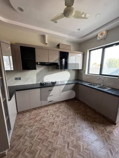 بحریہ ٹاؤن فیز 8 بحریہ ٹاؤن راولپنڈی,راولپنڈی میں 5 کمروں کا 11 مرلہ مکان 5.5 کروڑ میں برائے فروخت۔