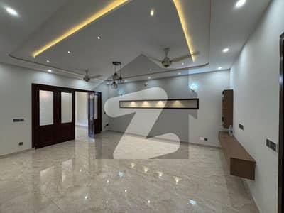 بحریہ ٹاؤن فیز 8 بحریہ ٹاؤن راولپنڈی,راولپنڈی میں 5 کمروں کا 11 مرلہ مکان 5.5 کروڑ میں برائے فروخت۔